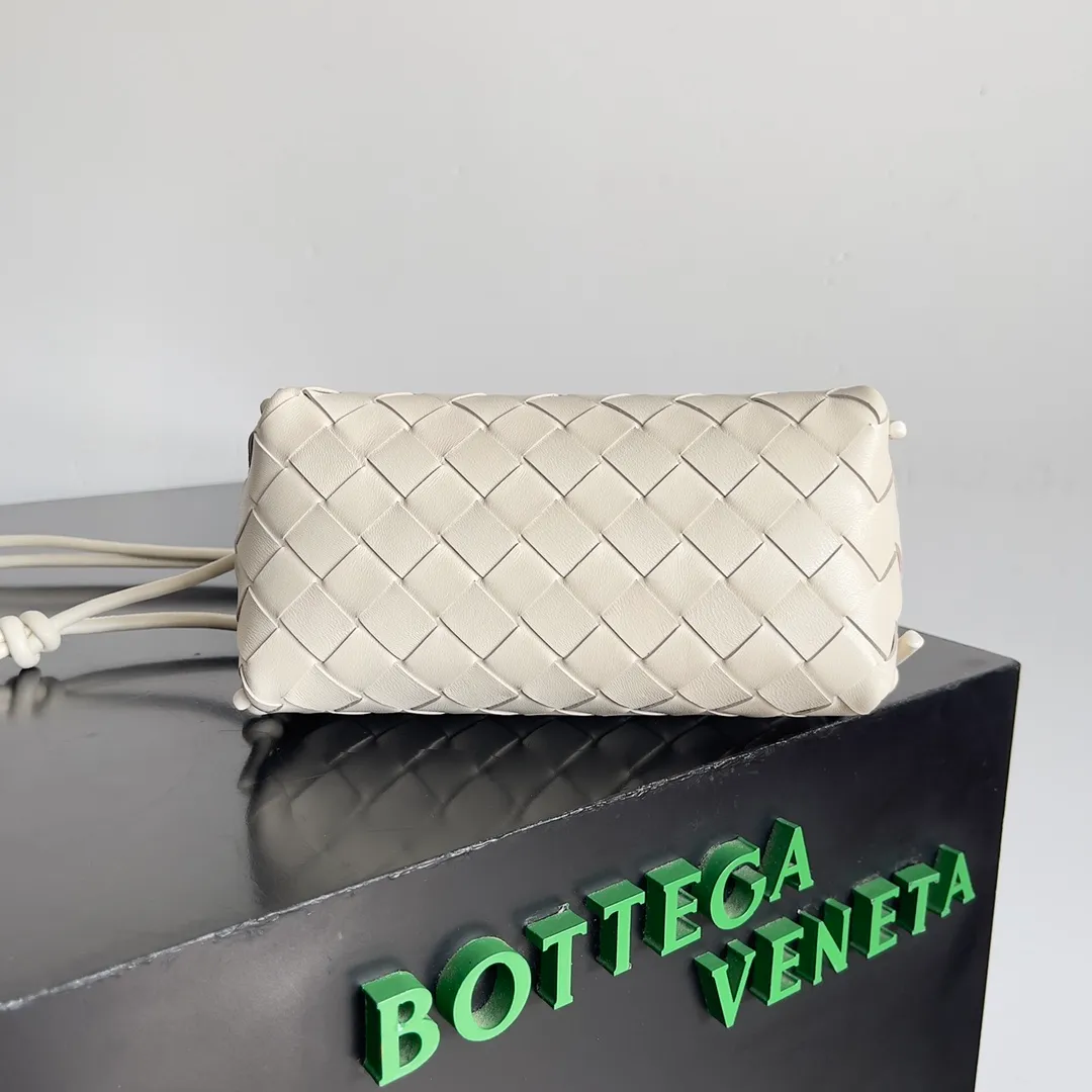Batch 1260 BV new mini bag ceiling Bottegaveneta new Concert Pouch bag is small and has a large capacity. It can hold a Pro max mobile phone. The shoulder strap is adjustable for cross-body carry. It is very cost-effective when carried on one shoulder. The latest small bag in autumn has a lot of capacity. It can hold 4 short clips. I also tried it and it can hold one of my fists. It is cute, the capacity is touching and the length of the shoulder strap is adjustable for daily commuting. Full score 10 #bv woven bag Style number: 794258 Size: 18.5*11.5*8.5cm
